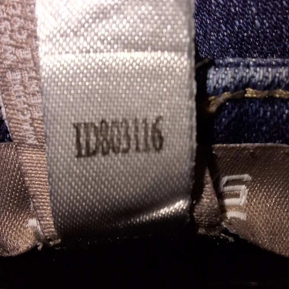 A pair of Chico's ladies skinny jeans in a size 0. They're pre-loved in great
